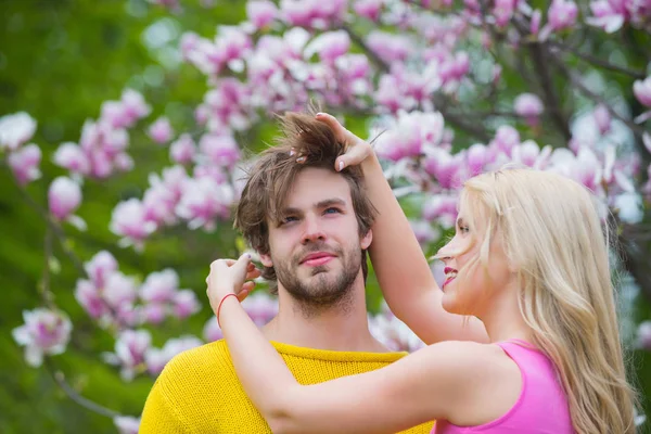 Sinnliche Frau und Mann in Magnolienblüte. — Stockfoto