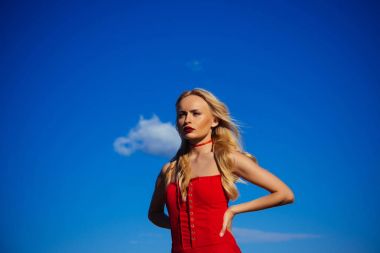 kadın mavi gökyüzü arka plan üzerine yaz.