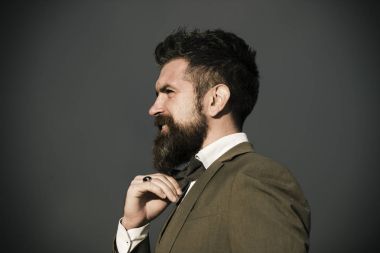 Sakal ve bıyık koyu gri arka plan üzerinde olan adam.