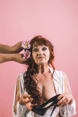 Yaşlı kadın almak dekore edilmiş, çiçekli saç saç modeli