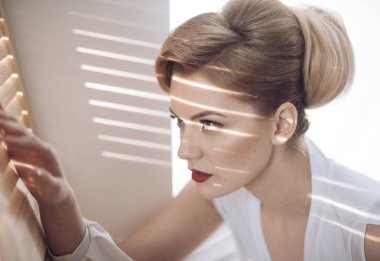 Konsantre yüz makyaj ile kadınla görünüyor dairelerin casusluk.