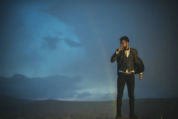 Chico con cara estricta en traje se siente libre y exitoso . — Foto de Stock