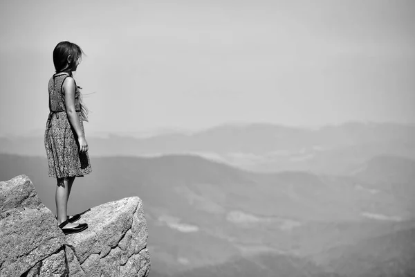 Chica reflexiva en las montañas — Foto de Stock