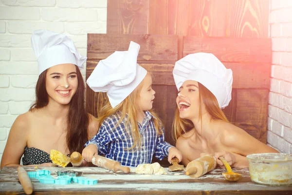 Menino e meninas em chapéus chef — Fotografia de Stock