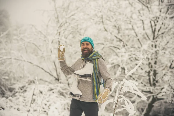 Homem de casaco térmico, barba quente no inverno . — Fotografia de Stock