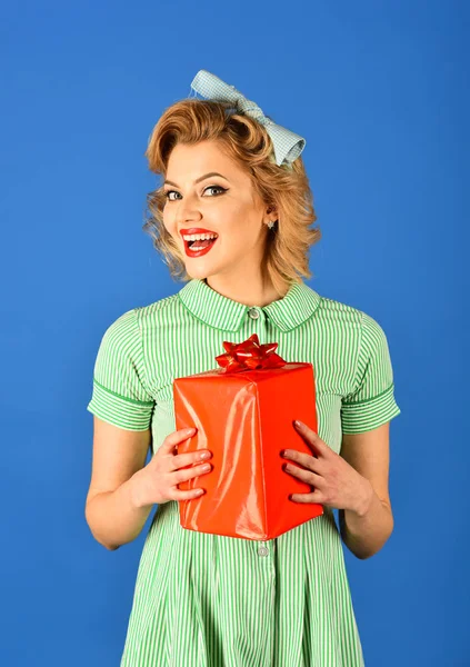 Retro woman with present box, pinup. — Stock Photo, Image