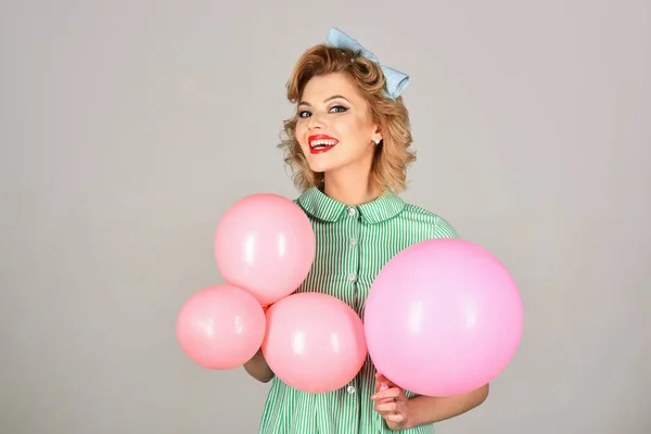 Ragazza vintage su una stanza grigia con palloncini. retrò — Foto Stock