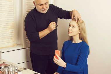 Adam kız yüz cilt makyaj fırçası ile toz uygulayarak