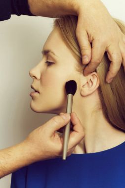 Kız makyaj yüz cilt toz fırçası ile elde