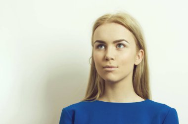 Kadın çok güzel yüzü Mavi elbiseyle poz ile