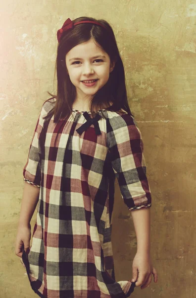 Chica sonriente con sonrisa adorable posando en hermoso vestido — Foto de Stock