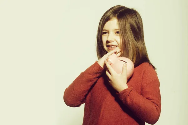 Feliz, adorável, pequena, menina sorrindo e abraçando porquinho b — Fotografia de Stock