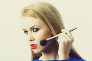 Yüz Cilt toz fırçası ile makyaj uygulayarak kadın