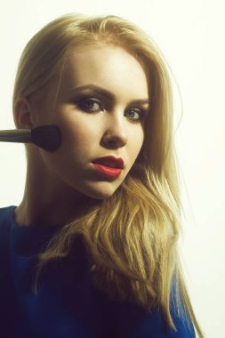 Kırmızı dudaklar toz yüz fırça ile uygulayarak kadınla