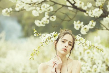 Beyaz ile poz kadın saç çiçek çiçek