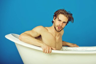 Sakin ol ve hijyen, adam beyaz küvet içinde kas vücut ile