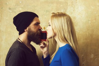 Erkek ve kadın Likör şişesi ile poz