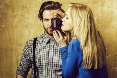 Kız ve Likör şişesi ile poz maço