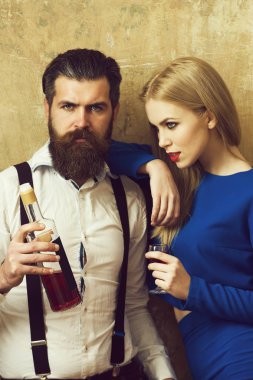 Erkek ve kadın şişe ve bardak likör ile poz