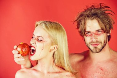 Genç çift erkek ve kadın nar yemek