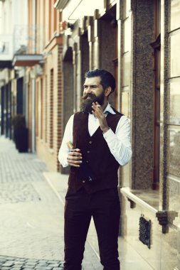 Gülümseyen ve şişe ile sigara dostum