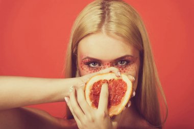 Greyfurt elinde olan yaratıcı moda makyaj, kadın v