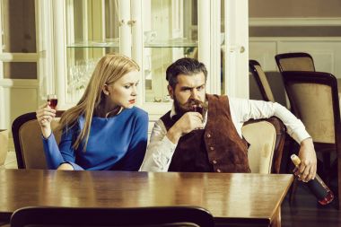 Kız ve adam bir restoranda şarap paylaşımı