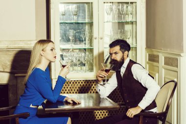 Sevgiliyi restoranda şarap kırmızı içme