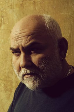 Adam gri sakal ve bıyık eski yüzünde