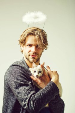 kedi ve adam melek hale üstünde kafa tutan kedi