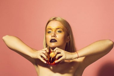 dolmalık biber yaratıcı moda makyaj ile kadının elinde