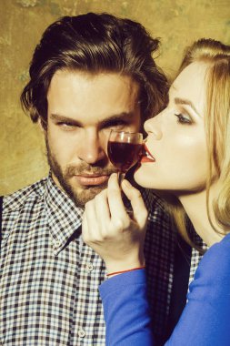 Maço ve kırmızı likör bardak ile poz kız