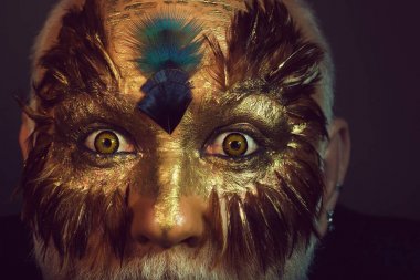 tüy maskeli yaşlı adam