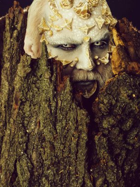 Canavar keskin dikenler ve siğiller ile