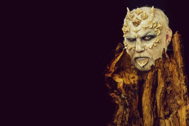 Cin kafasına boynuzlarıyla