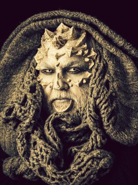 Adam dragon cilt ve sakal