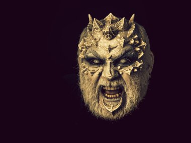 Dragon cilt ve gri sakal ile kötü yüzü