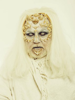 Adam beyaz zemin üzerine kör gözlü