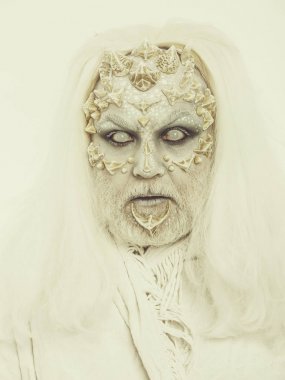 Uzun gümüş saçlı Sihirbazı