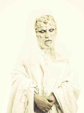 Toprak sana diken ve yüzünde siğiller ile canavar