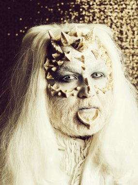 Toprak sana diken ve yüzünde siğiller ile canavar