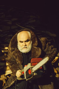 Sakallı ihtiyar chainsaw ile