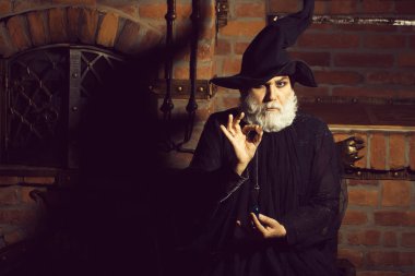 Sarkaç ile eski Sihirbazı