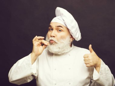 Duygusal sakallı aşçı