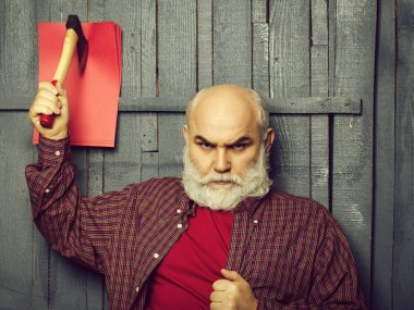 Adam balta ve kağıt