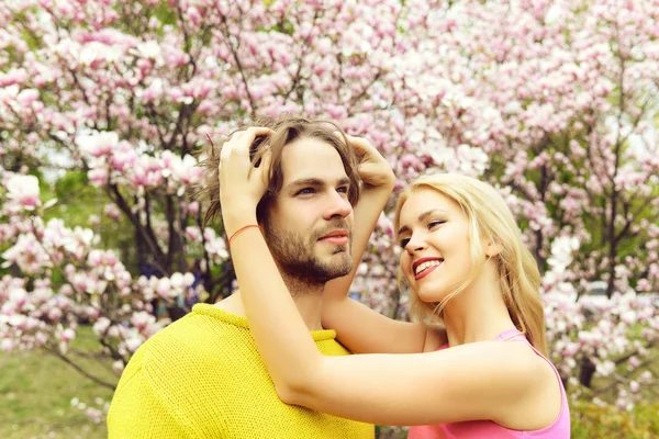 Feliz pareja enamorada en primavera magnolia flores —  Fotos de Stock