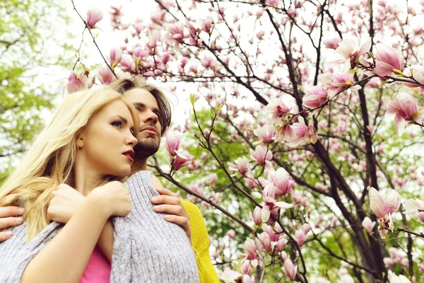 Garten Mit Magnolienblüte Frühling Oder Sommer Natur Mann Und Frau — Stockfoto