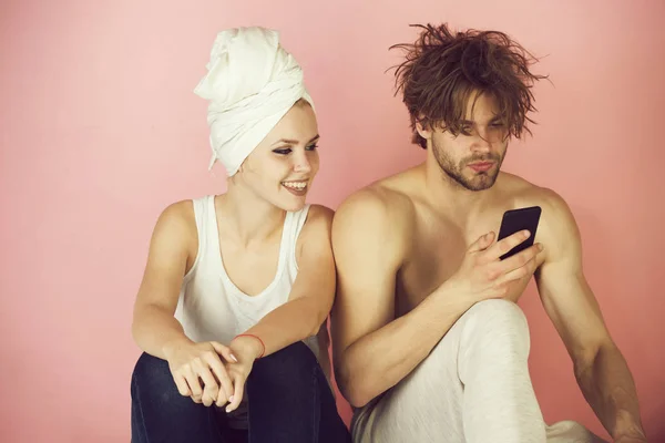 Pár v lásce, muž a žena na vanu s telefonem — Stock fotografie