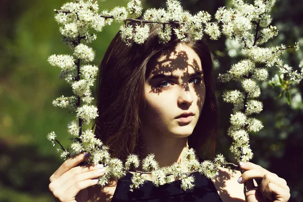 Vrouw met frame van wit, bloemen bloeien — Stockfoto