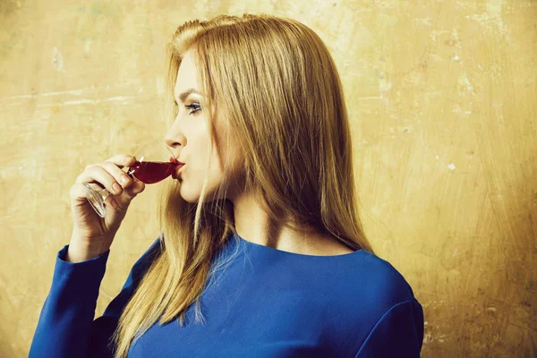 Женщина пьет красное вино в стакане — стоковое фото
